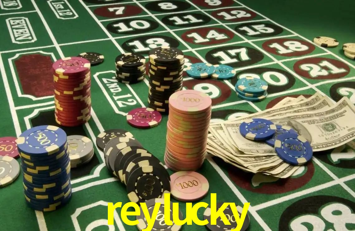 Una escena digital vívida inspirada en casino con reylucky mostrado prominentemente, luces brillantes, fichas, cartas y acentos dorados.